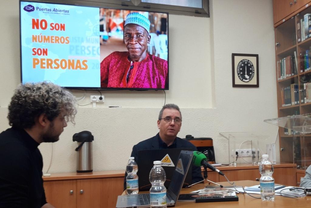 Ted Blake, director de Puertas Abiertas en España, presentando el informe.