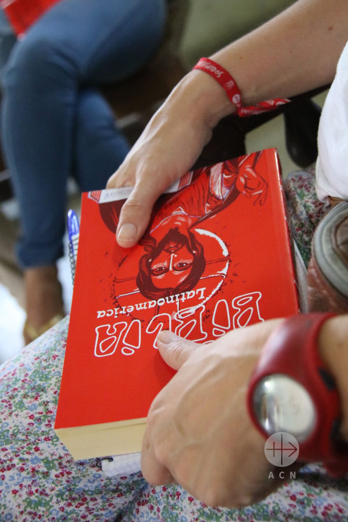 Bible meeting at the chappel La Tapa – ACN help for the adquisit