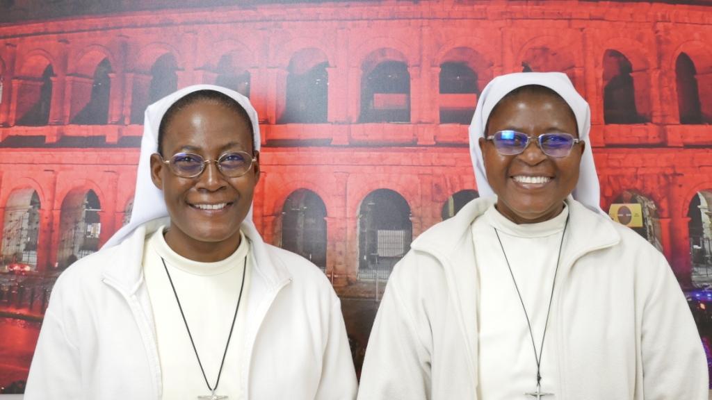 De izquierda a derecha, Hermana Pauline Sawagado y Hermana Marie Bernadette Rouamba, de la congregación Hermanas de la Inmaculada Concepción (SIC) de Burkina Faso. (ACN)