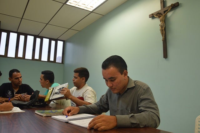 Seminaristas de La Guaira durante un momento de estudio. (ACN)