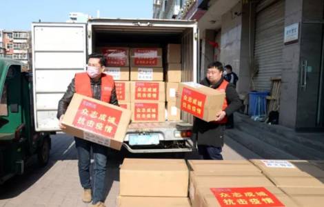 Voluntarios católicos entregando material sanitario por la emergencia del coronavirus. (Agencia Fides)