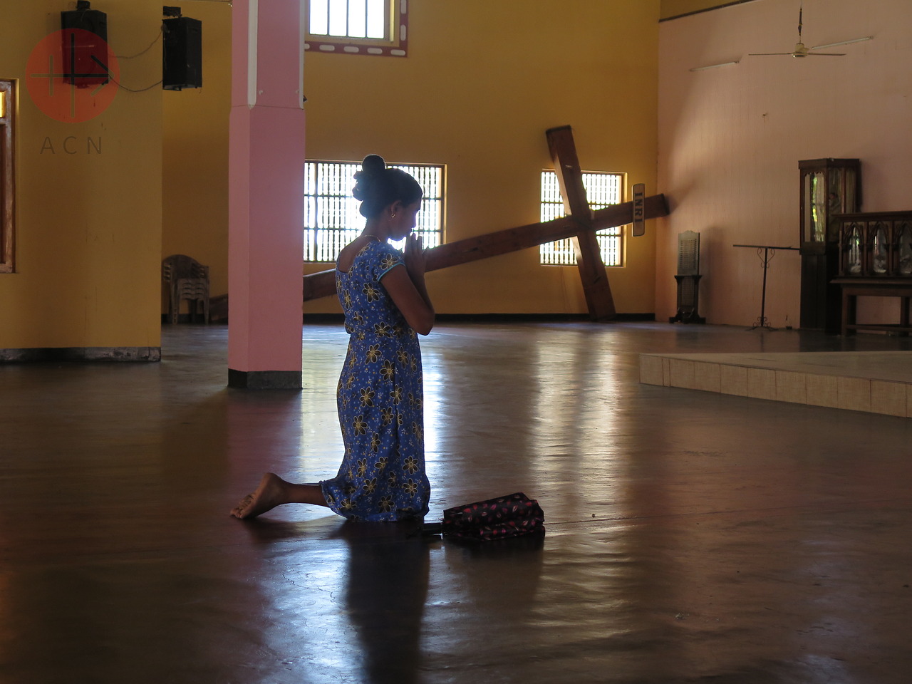 Una mujer reza en una Iglesia de Sri Lanka
