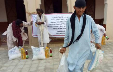 Reparto de alimentos en Pakistán. (Foto: Agencia Fides)