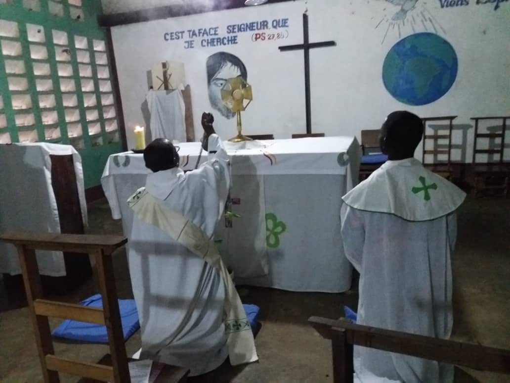 Celebración de la Misa en Kabinda, R.D.Congo. (ACN)
