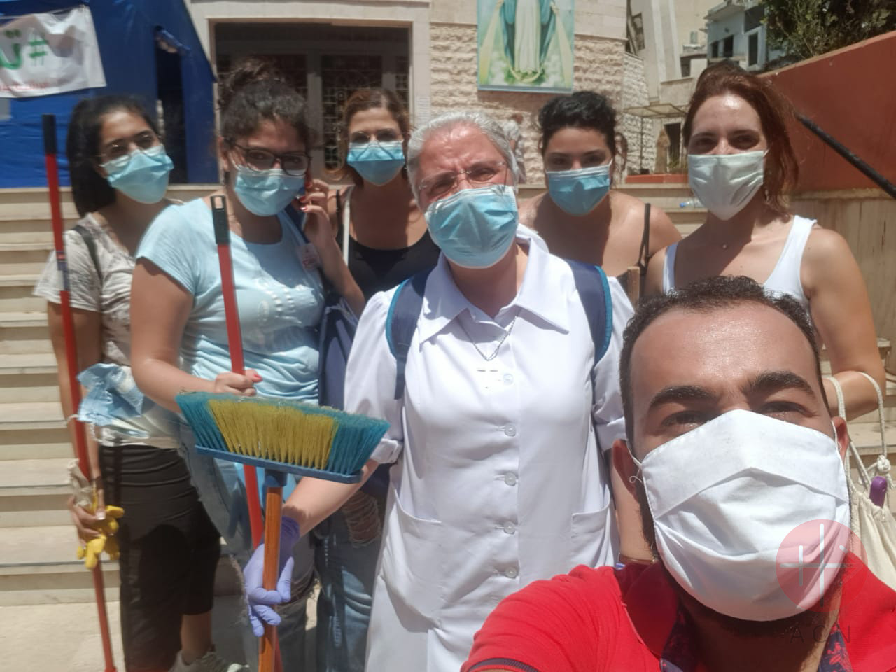 Un grupo de jóvenes voluntarios frente a la catedral maronita de Beirut, en Achrafieh. (ACN)