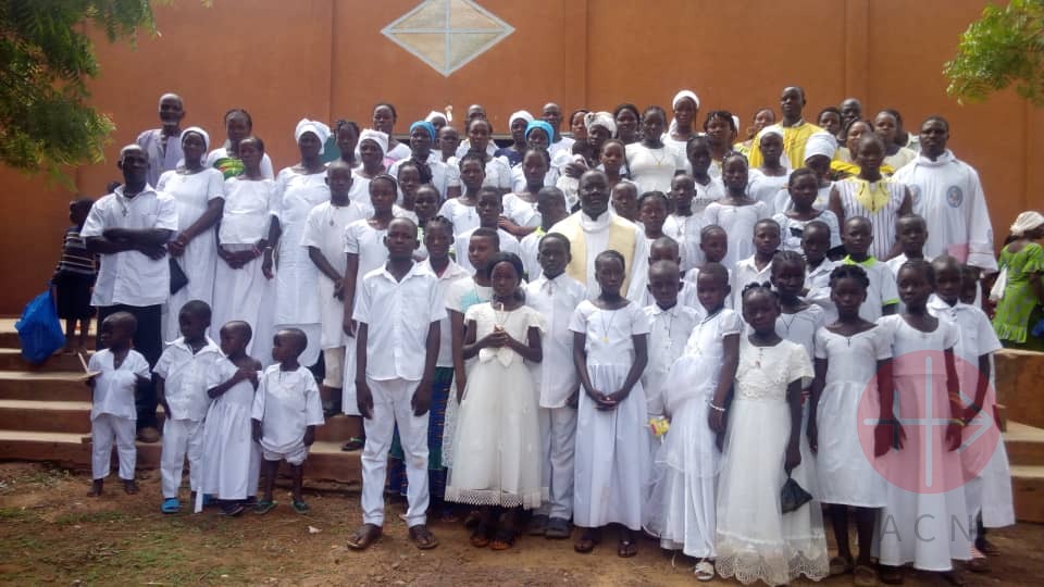 Niños refugiados durante su Primera Comunión en Kaya, Burkina Faso. (ACN)