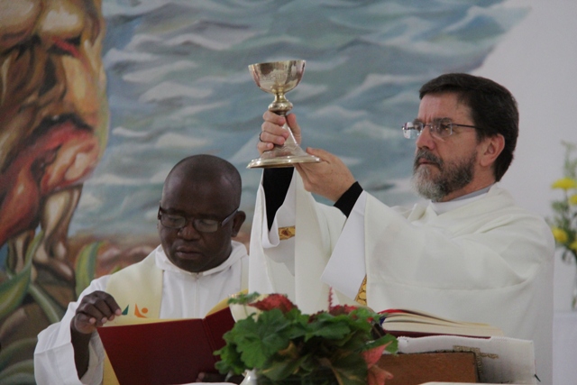 Celebración de las 6 a.m. con el obispo de la Diócesis de Pemba, Rt Rev. Luiz Fernando Lisboa, y el rector del Seminario Mayor Nacional de Teología São Pio X P. Inácio Lucas en la capilla del seminario