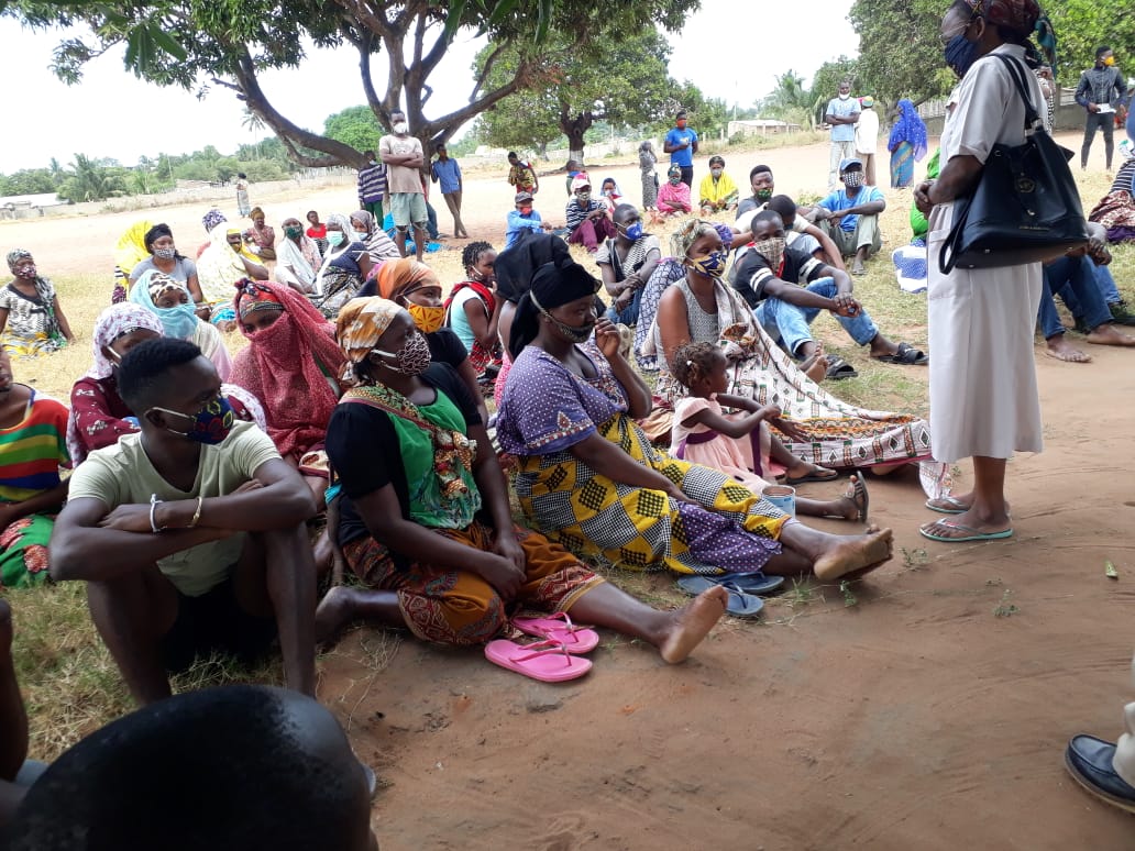 Un grupo de personas que han huido de Mocímboa da Praia, asistidos por religiosas. (ACN)