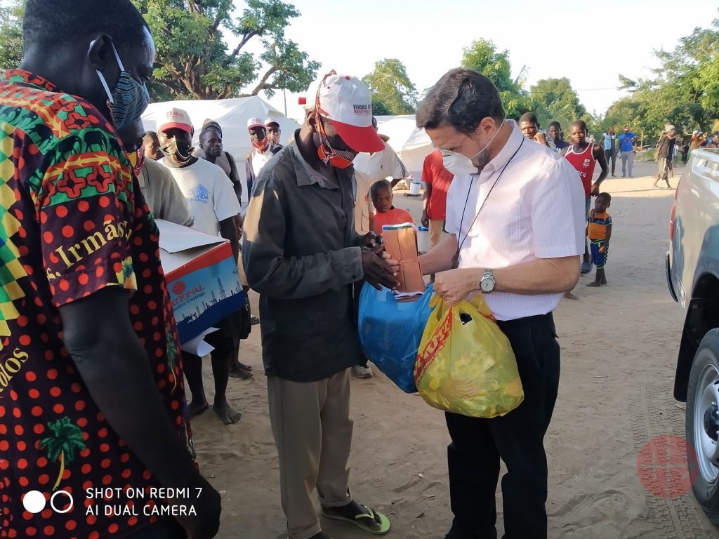 Mons. Lisboa, obispo de Pemba, visita a los desplazados y les lleva ayuda. (ACN)