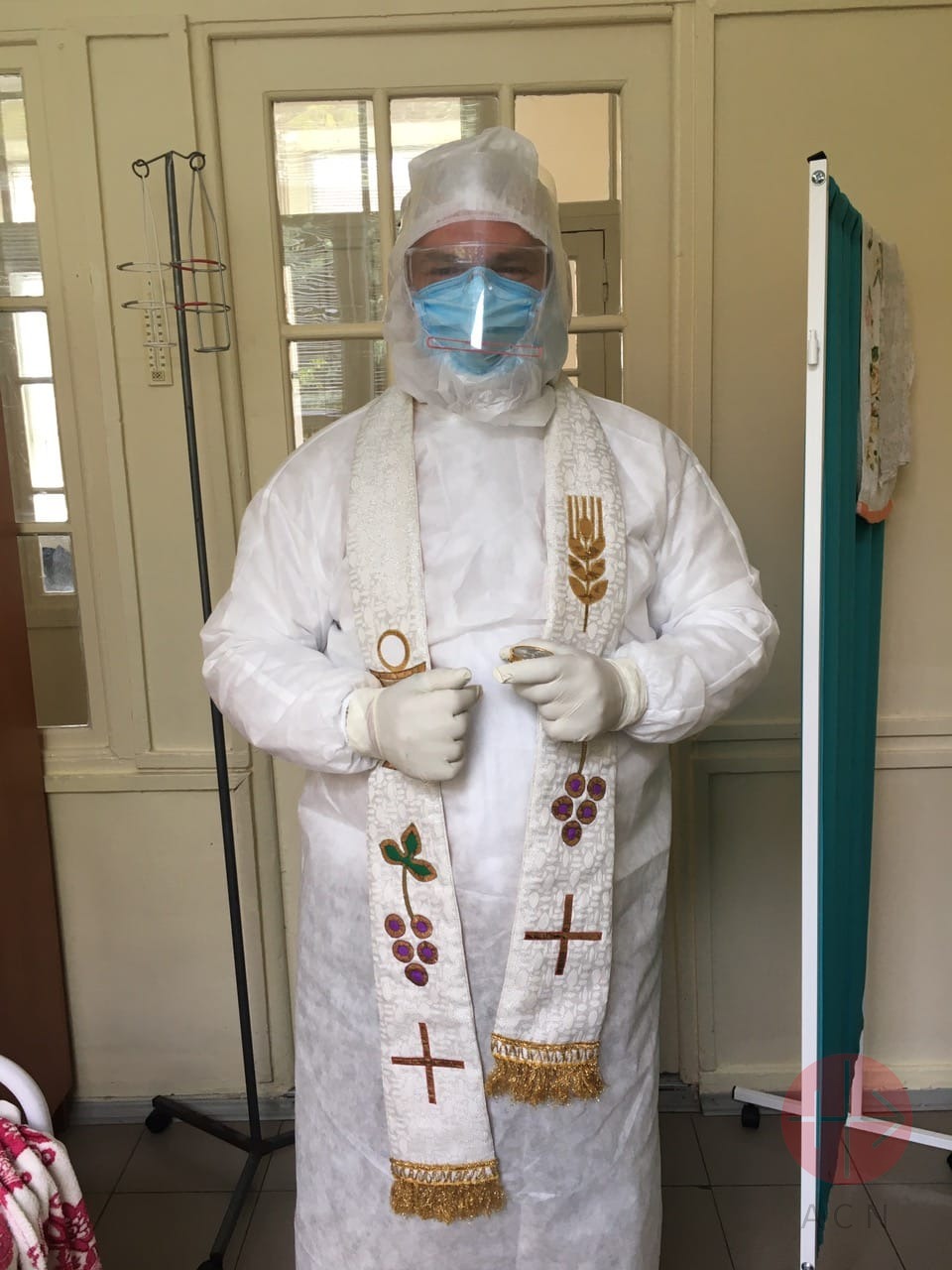 P. Grzegorz Draus en un hospital de Lviv, Ucrania. (ACN)