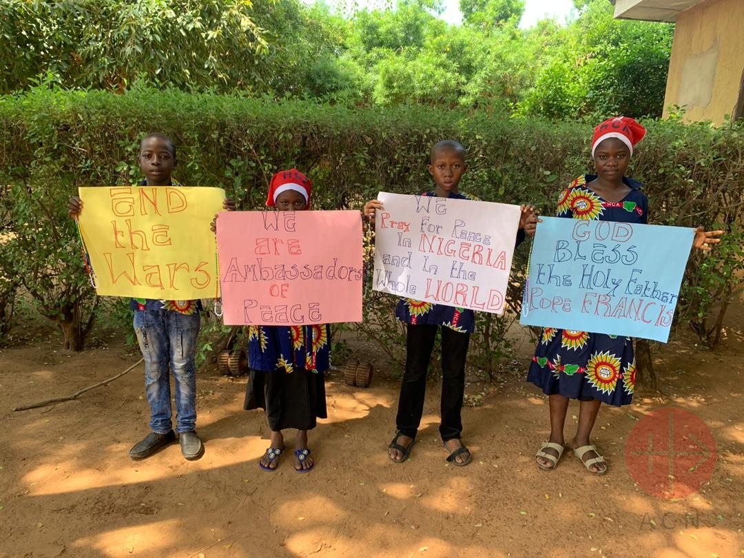 Niños en Maiduguri, Nigeria, se unen a la oración del rosario. (ACN)