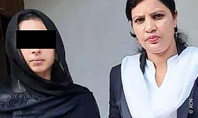 Maira Shahbaz y su abogado, Sumaira Shafique. (ACN)