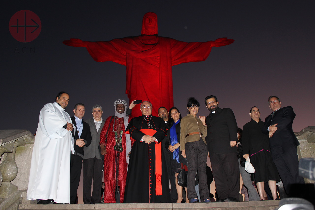 Mussa junto al Cardenal Tempesta y algunos amigos en el Cristo Redentor en Brasil