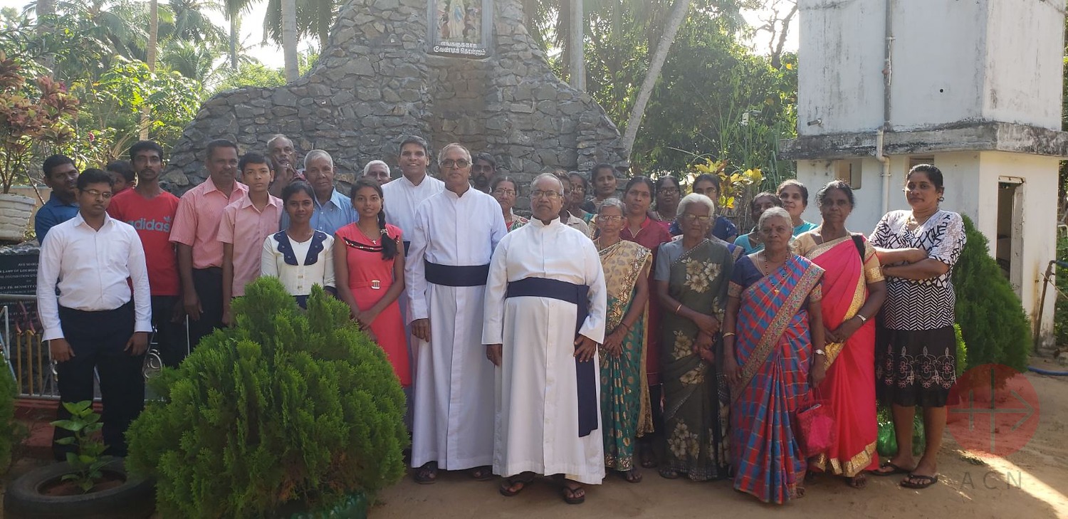 Sacerdotes del Rosario con una comunidad de fieles en Sri Lanka. (ACN)