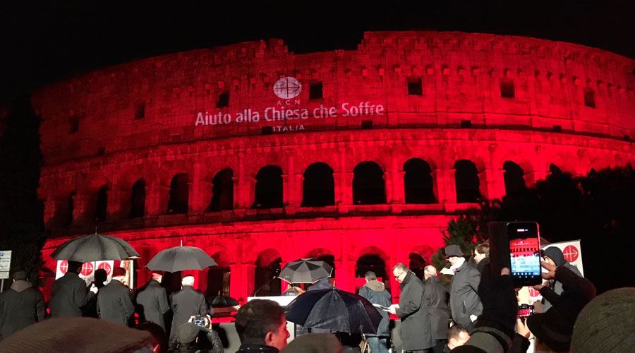 El Coliseo Romano se iluminó de rojo por los cristianos perseguidos – Foto: Daniel Ibáñez