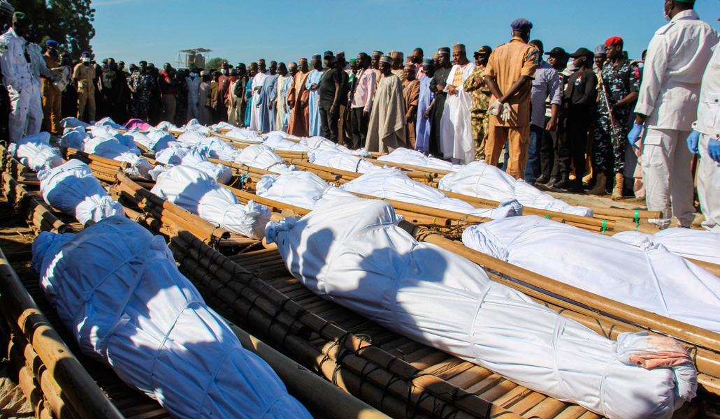 Entierro masivo de los agricultores asesinados por Boko Haram. (Foto: EFE)