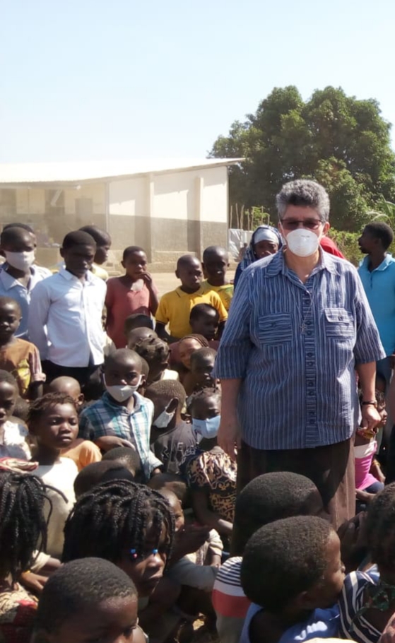 Hermana Nubia Zapata con un grupo de niños desplazados. (ACN)