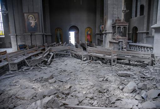 Interior de la catedral de Shusha tras el bombardeo. (Reuters)