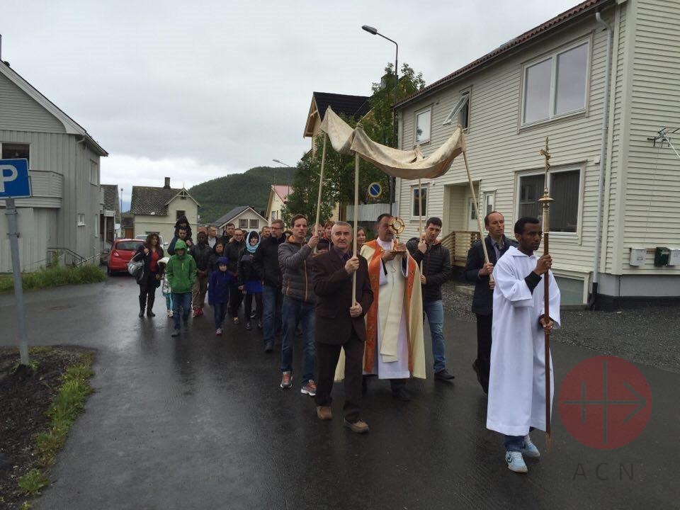 Procesión del Corpus Christi de la pequeña comunidad católica en Harstad, Noruega. (ACN)