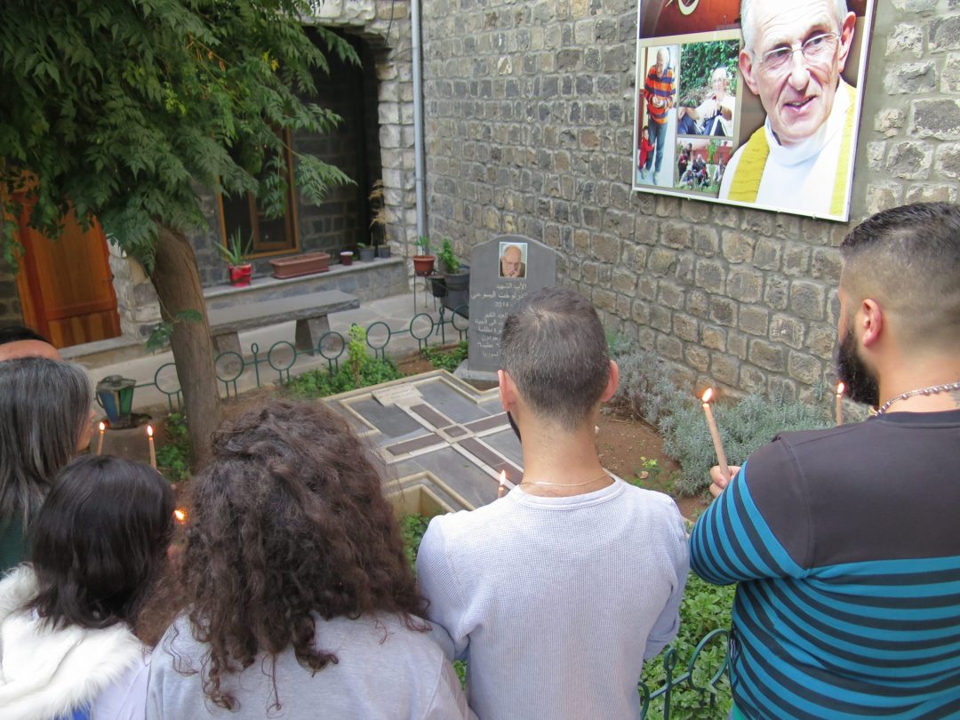 Orando ante la tumba del padre Frans en Homs, Siria. 2020. (ACN).