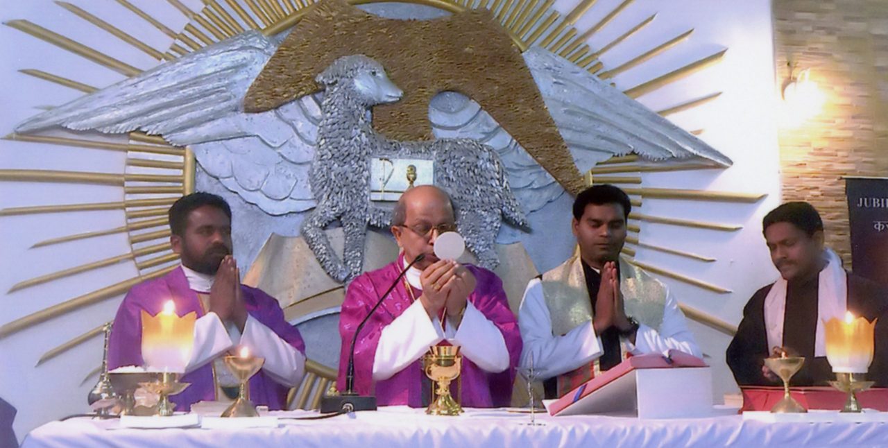 Monseñor. Couto durante el Vía Crucis y la Misa de Cuaresma. 2016. (ACN).