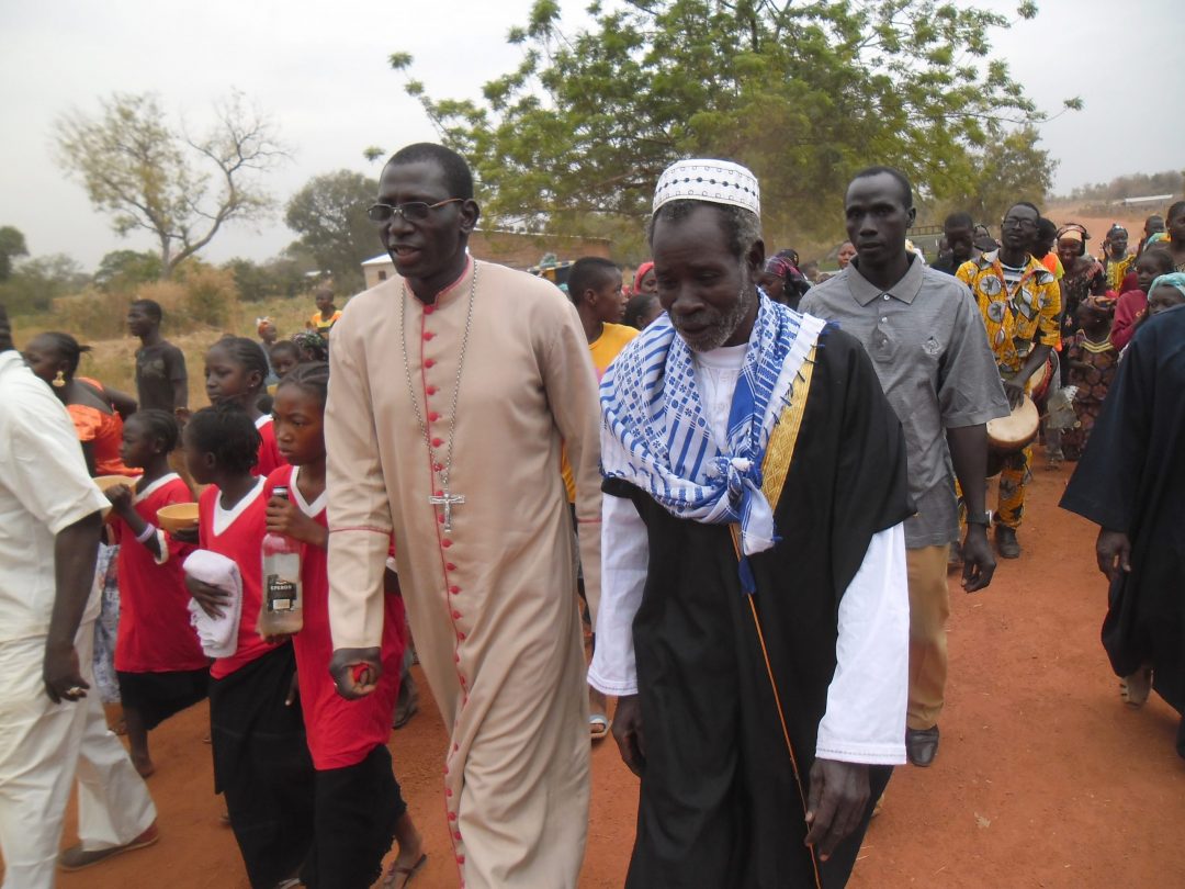 Obispo Jonas Dembélé, con imán. Diócesis de Kayes, Mali. (ACN).