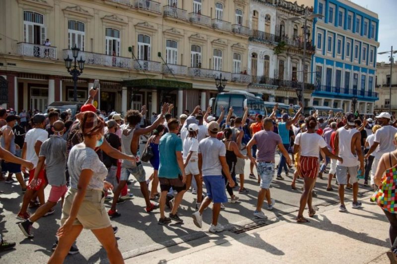Protesta multitudinaria en Cuba.
