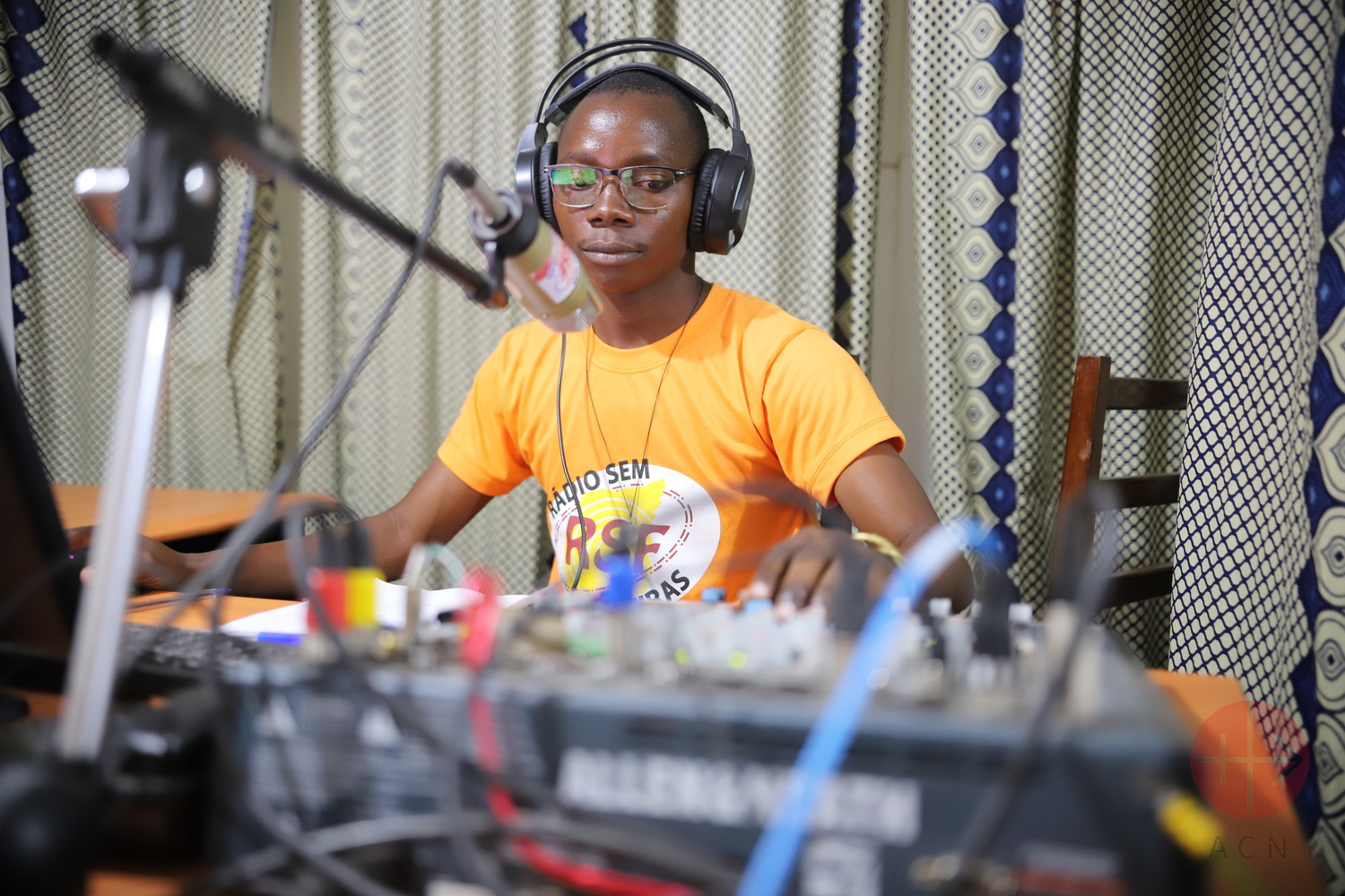 Emisión en la «Rádio Sem Fonteiras» de la Diócesis de Pemba, Mozambique. (ACN)