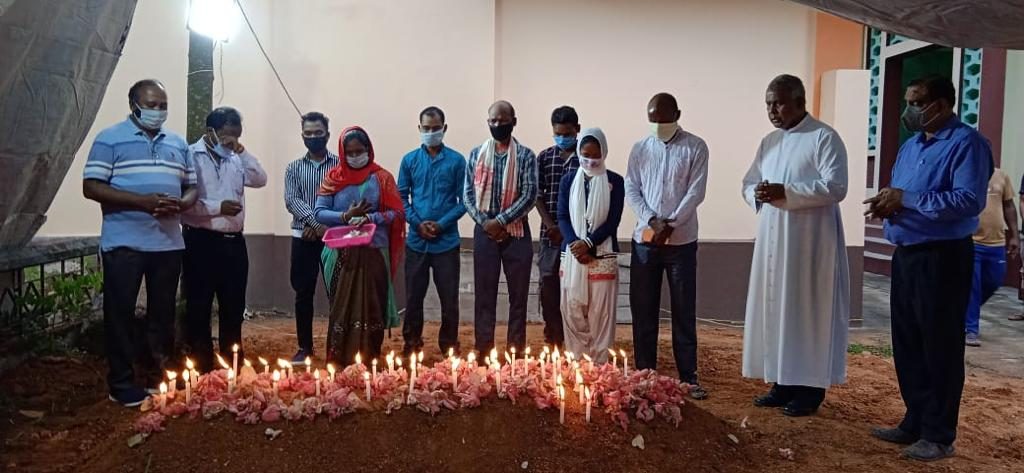 El funeral del sacerdote que murió de Covid-19 en la diócesis de Tezpur, India. (ACN).
