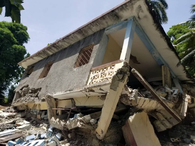 La escuela, el centro de salud y la iglesia del presbiterio de la parroquia de Nuestra Señora del Perpetuo Socorro de Latiboliere, Haití. (ACN).