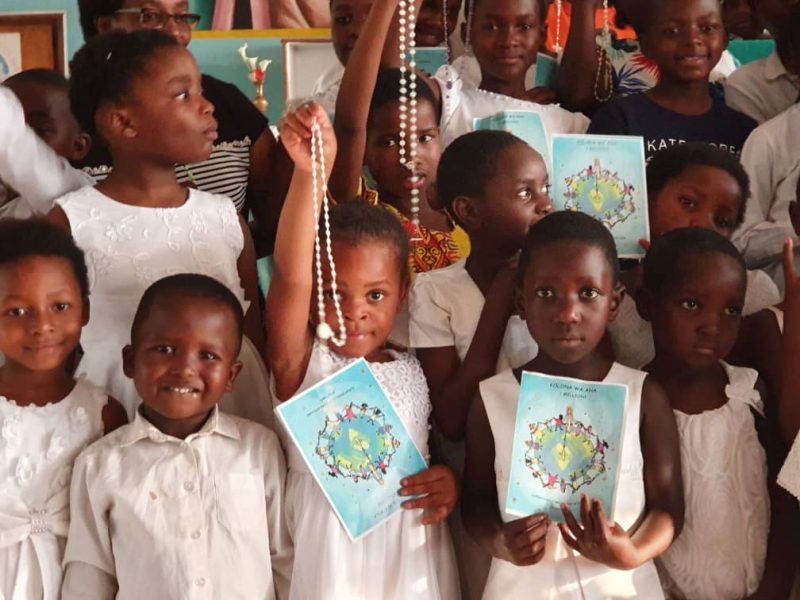 Niños rezando el rosario en Malawi. 2019. (ACN).