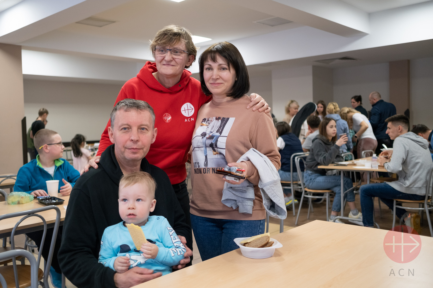 Magda Kaczmarek con una familia de desplazados en el seminario de Bryukhovychi. (ACN)