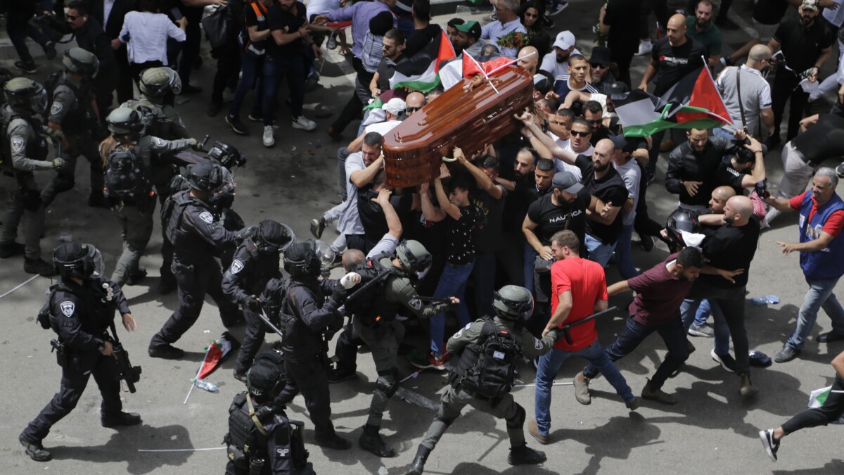 La policía carga contra el cortejo fúnebre de Shereen Abu Aqleh. (Associated Press)