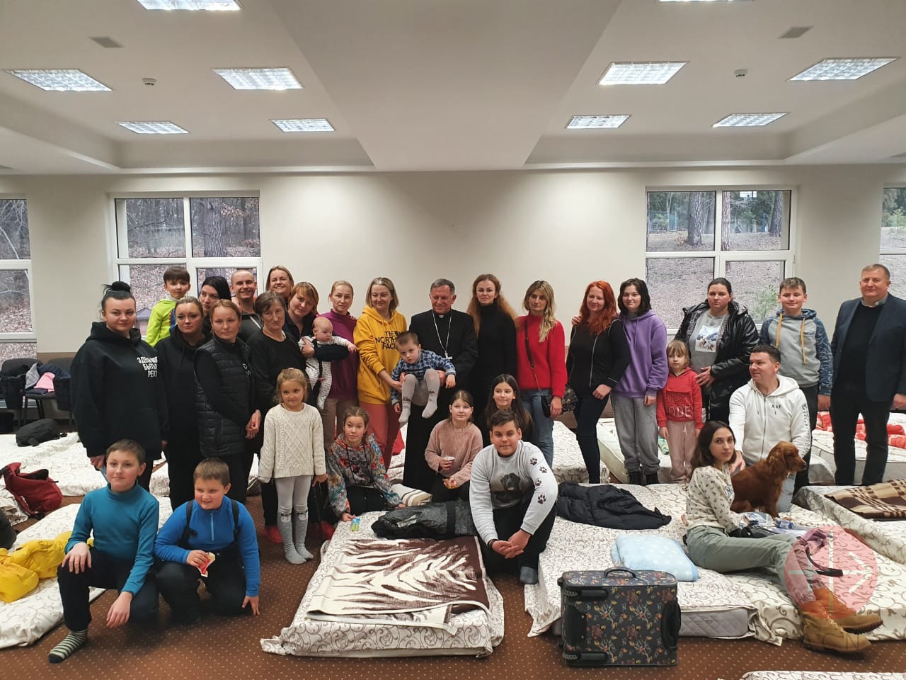Mons. Mieczysław Mokrzycki, en el centro, durante su visita al seminario de Bryukhovychi. (ACN)