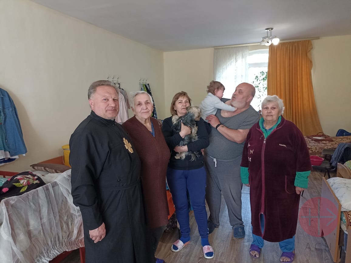 Sacerdote visita a una familia desplazada en Striletskyi Kut, oeste de Ucrania. (ACN)