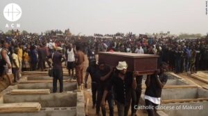 Funeral masivo en el pueblo de Genabe en Más de 80 personas fueron asesinadas, incluidas mujeres y niños. (ACN)