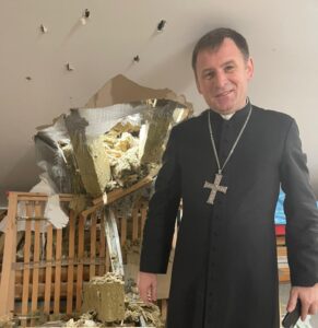 Mons. Pavlo Honcharuk, obispo de la diócesis de Kharkiv-Zaporizhia, en su casa dañada por los ataques. (ACN)