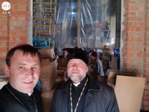 Obispo Pavlo Honcharuk (Iglesia Católica Romana) y Obispo Vasyliy Tuchapets (Iglesia Católica Griega de Ucrania) en Kharkiv – ayudando a la gente durante la guerra. (ACN)