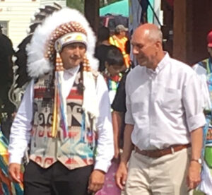 Jefe Cadmus Delorme, Gran Jefe de la Primera Nación Cowessess, y Arzobispo Donald Bolen, Regina, Saskatchewan, Canadá.(ACN)