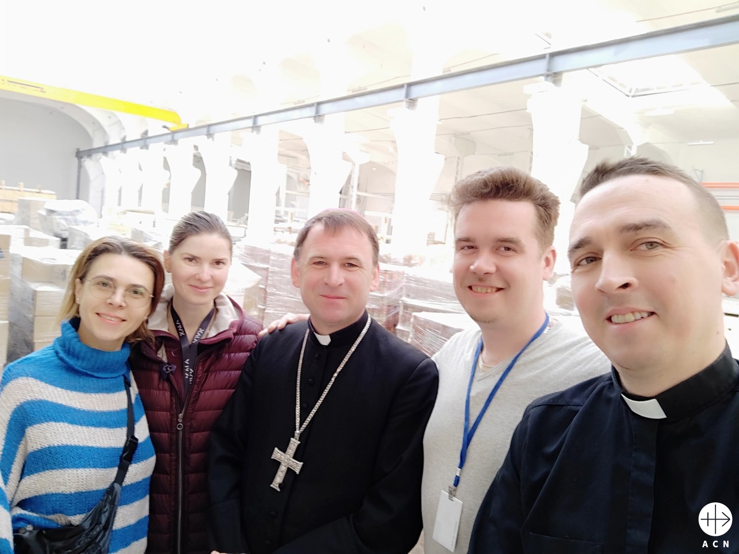 Mons. Pavlo Honcharuk, en el centro, con un grupo de voluntarios de Caritas en un centro de ayuda. (ACN)