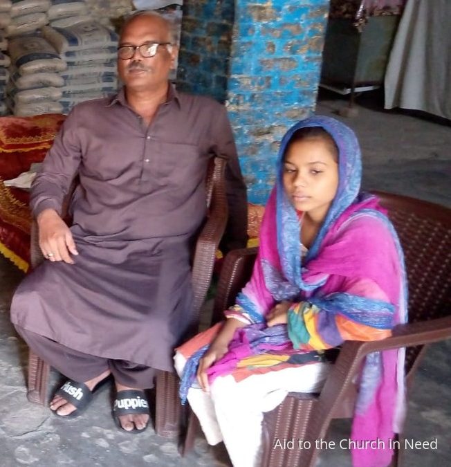 Saba después de escapar de su secuestrador en Pakistán. (ACN)