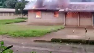 Iglesia quemada por los asaltantes en Nchang, oeste de Camerún.