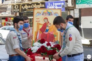 Un grupo de jóvenes portan el icono de Nuestra Señora de los Dolores en Alepo. (ACN)