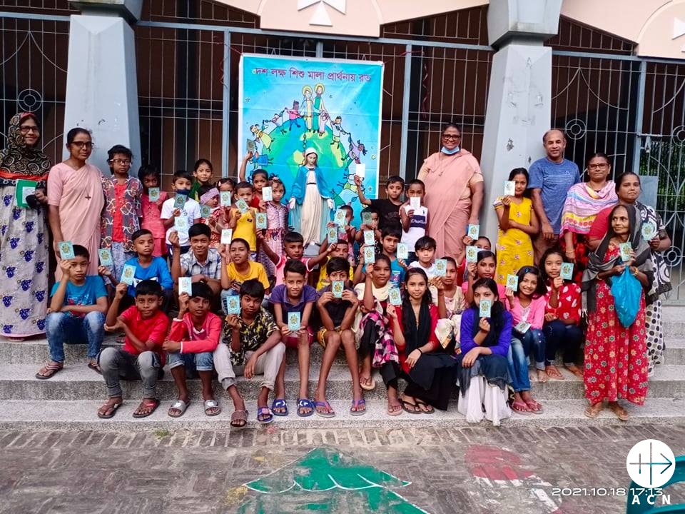 Niños rezando el rosario por la paz en Mawdiangdiang, India. (ACN)
