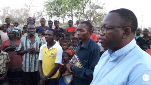 Mons. Antonio Juliasse visita el campo de desplazados de Meculane, en la diócesis de Pemba. (ACN)