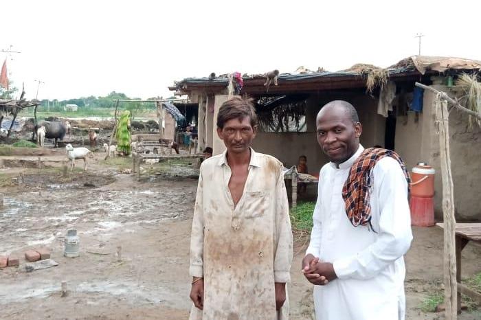 Sacerdote visita a familias de la parroquia de Tando Allahyar, en la diócesis de Hyderabad, sureste de Pakistán. (ACN)