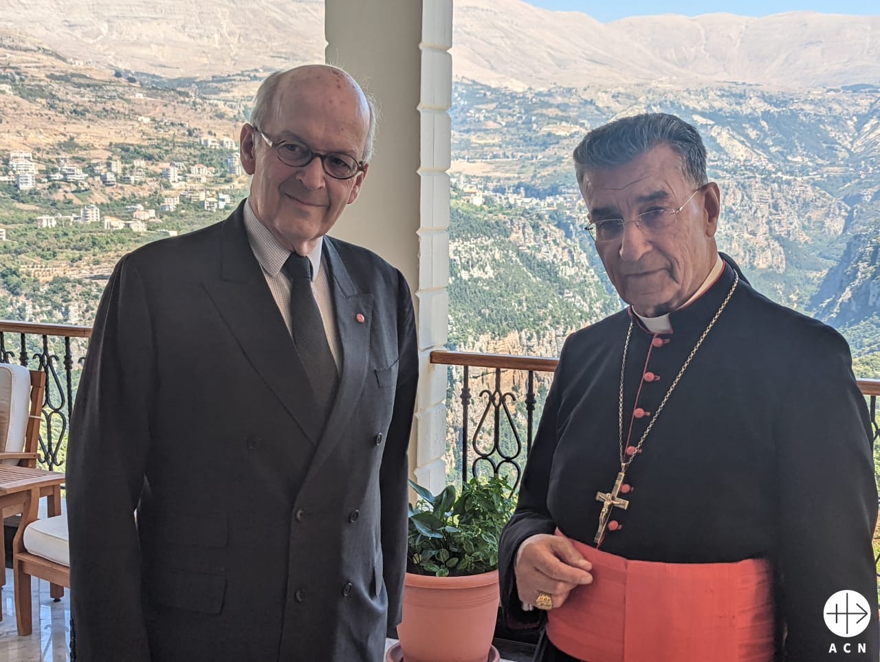 Encuentro entre Thomas Heine-Geldern y el cardenal Bechara Boutros Rai. (ACN)