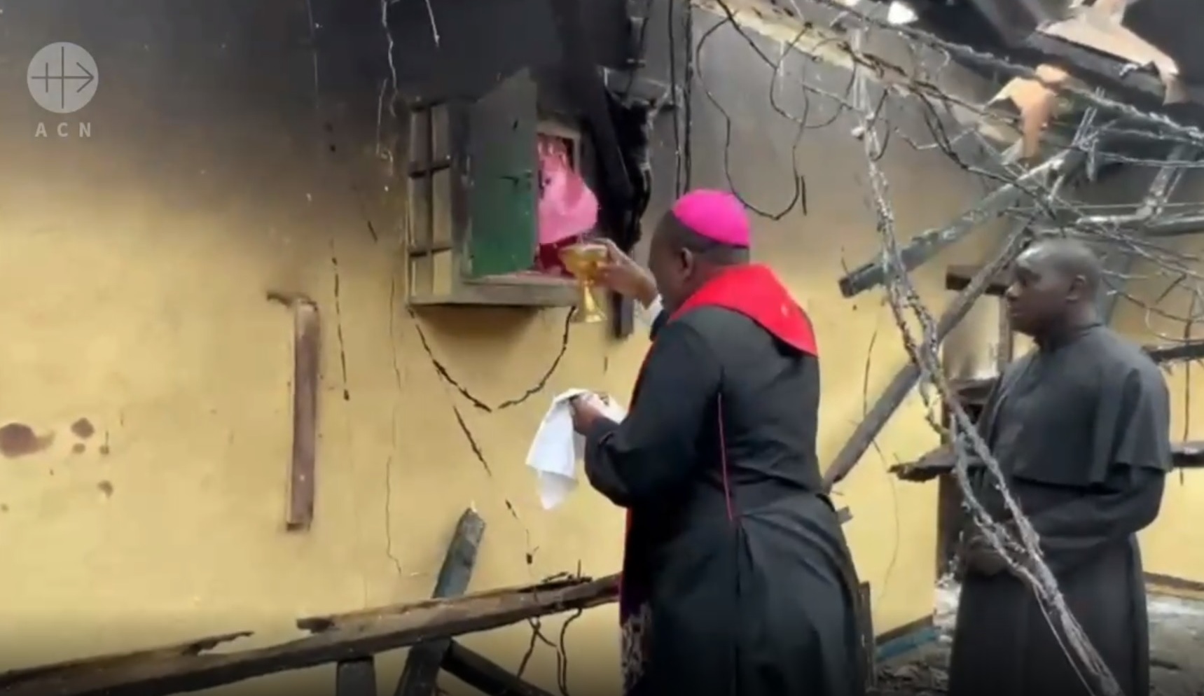 El obispo de Mamfé, Mons. Aloysius Fondong Abangalo, recuperando la Eucaristía del sagrario de la iglesia atacada. (ACN)
