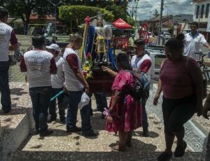 Procesión de San Miguel en la entrada de la iglesia de Masaya. (STR)