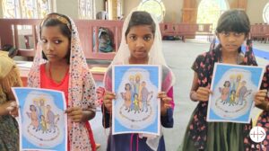 Niños de la Diócesis de Idukki, en India, participando en la campaña internacional de oración “Un millón de niños rezando el Rosario”. (ACN)